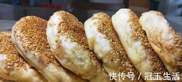 芝麻烧饼这样做真香，不揉不擀面，更不用调油酥，出锅一盘不够吃