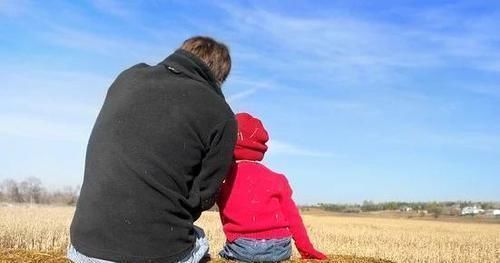 宝爸|爸爸带娃时忽遇下雨,宝爸的举动让人笑翻,网友:亲爹才干得出来