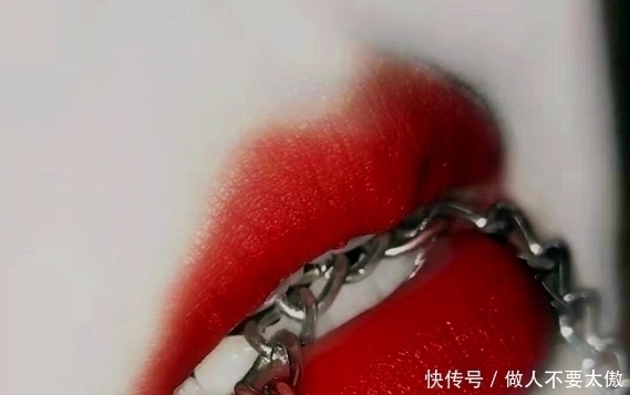 口红|“原相机+嘴巴”来袭!咬链子可以,唇刷可以,看到刀片:厉害了