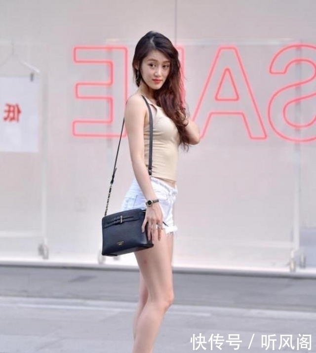 高跟鞋|路人街拍，小姐姐穿了一条紫色吊带裙，展现出气质美