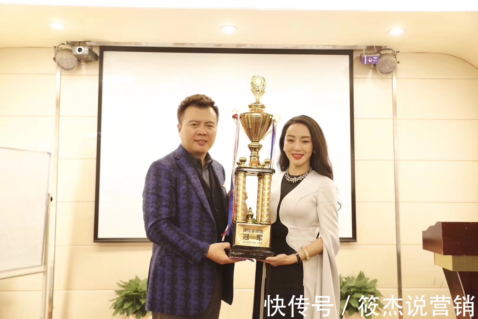 高情商泡妞聊天对话,高情商泡妞聊天对话:从陌生到亲密的桥梁