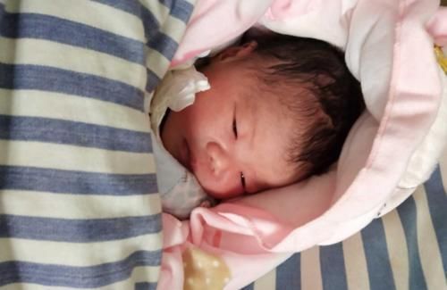 宝宝|宝宝出生后,眼睛啥时候睁开?睁眼早晚和智商有关?家长提前了解