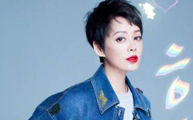 谄媚|宁静当年蹲在张国立脚边说话,表情谄媚,一旁的章子怡满脸不屑