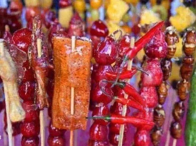 辣条|猪蹄、辣条、方便面......“暗黑”糖葫芦火了！
