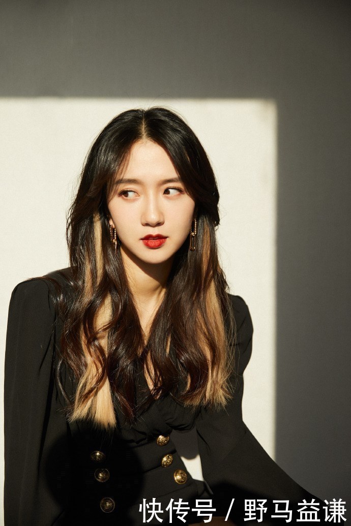 美腿|许龄月一袭黑色收腰短裙,大秀性感美腿,长发红唇好惊艳