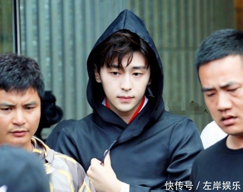 斗篷 《密室大逃脱》新路透曝光,全员黑色大斗篷,杨幂美成冷艳女杀手