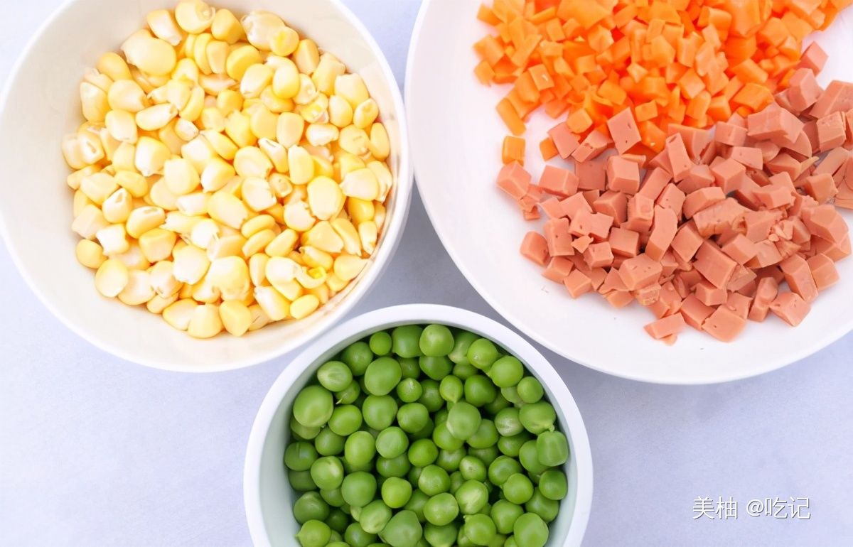  年夜饭餐桌上的“金玉满堂”，丰富多彩，寓意好，颜色绚丽