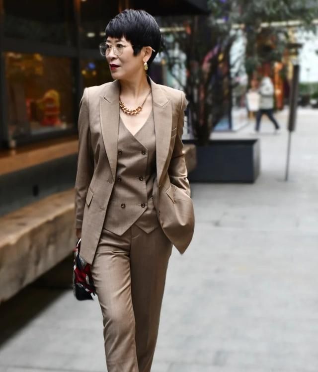 针织开衫 六十岁更要摆脱大妈感,学学她的减龄搭配术,穿出优雅的时髦范