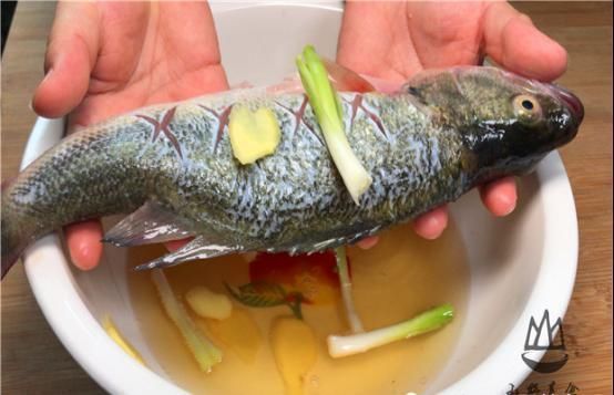 腥味|不管做什么鱼,一定不能放盐和料酒,大厨教你一招,鲜嫩无腥味