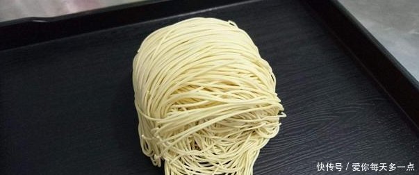 制作|云吞皮薄,馅料丰富,汤汁鲜美,多与面条一起食用,俗称云吞面