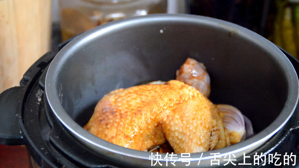 母鸡|一只鸡直接扔入电饭煲里,不加油不加水,出锅比广东烧鸡好吃10倍