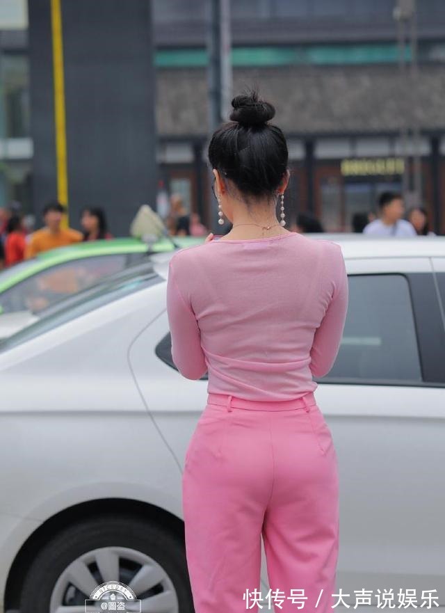 美女 高挑多姿的打底裤美女，大方得体的搭配风格也耐看，令人难忘！