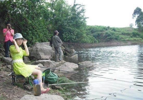 杂鱼|高手钓鱼教你野钓时，如何应付小杂鱼的用饵技巧，你学会了