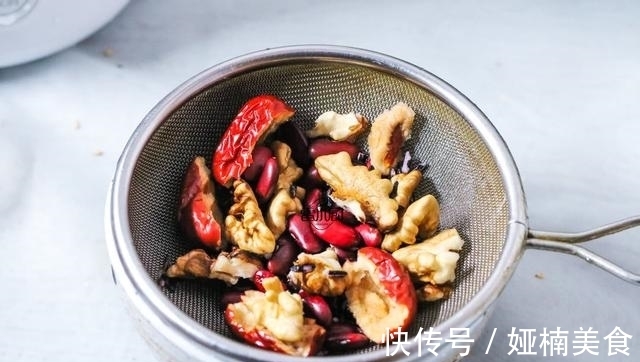 别整天喝牛奶了，它比牛奶强多了，热乎乎的每天喝一杯，又暖和！
