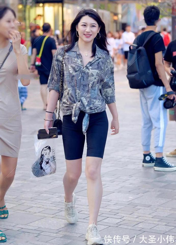 街拍 美女街拍:五分短款穿在腿上很显腿细,让自己的身材优点得到更多的展现