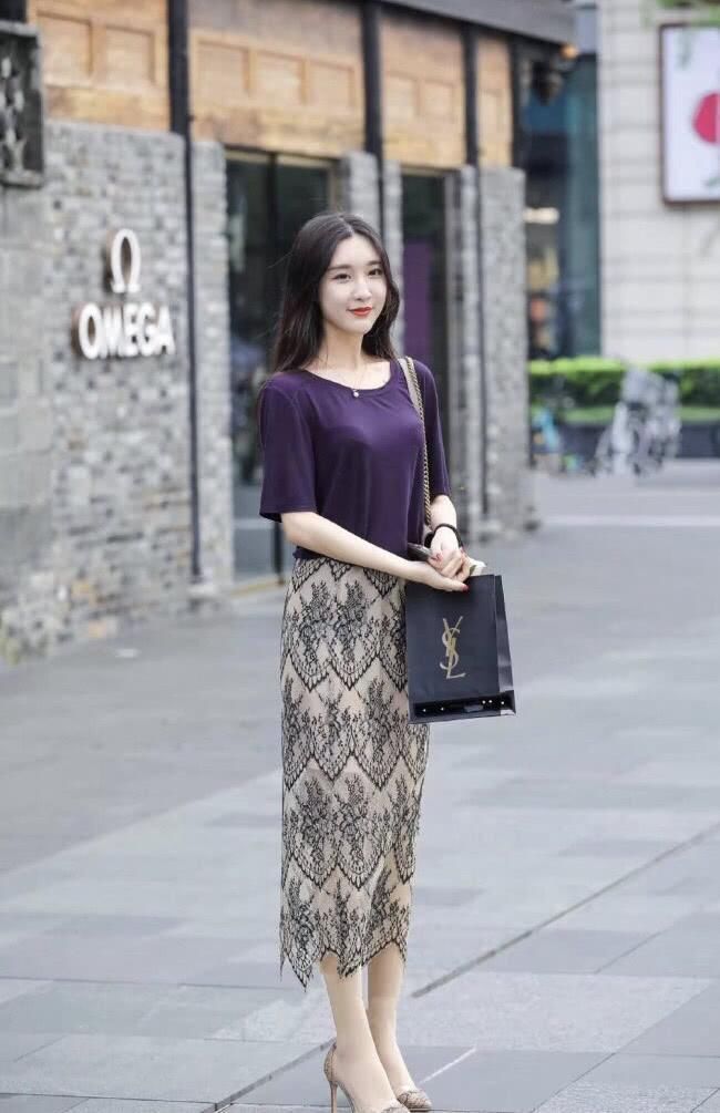 T恤下面一定不要选裤子,看看这姑娘,这样穿是有多美