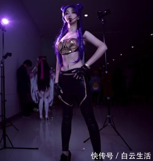 身材|女高中生cos卡莎,为了秀身材挑战“内衣外穿”,简直不要太美