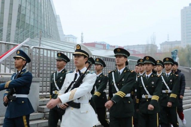 护卫队|大学国旗护卫队深夜练习升旗，网友：女孩拔刀的瞬间我恋爱了……