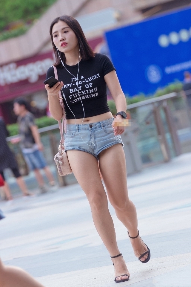 路人街拍，美女搭配露脐吊带背心，性感十足