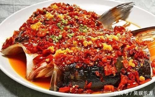 年夜饭桌上的几道美味菜,色香味俱全,家人吃得有滋有味