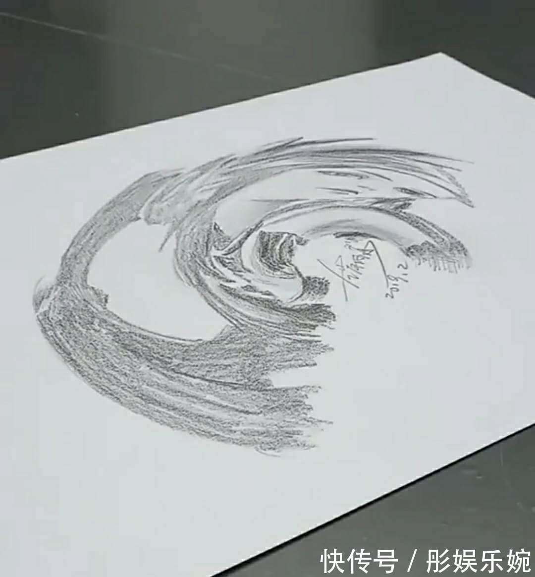 碳素笔$本以为美术生在乱画,放上保温杯后成了王者,成品很惊艳