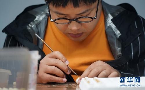  新华社记者|戴在身上的“china”