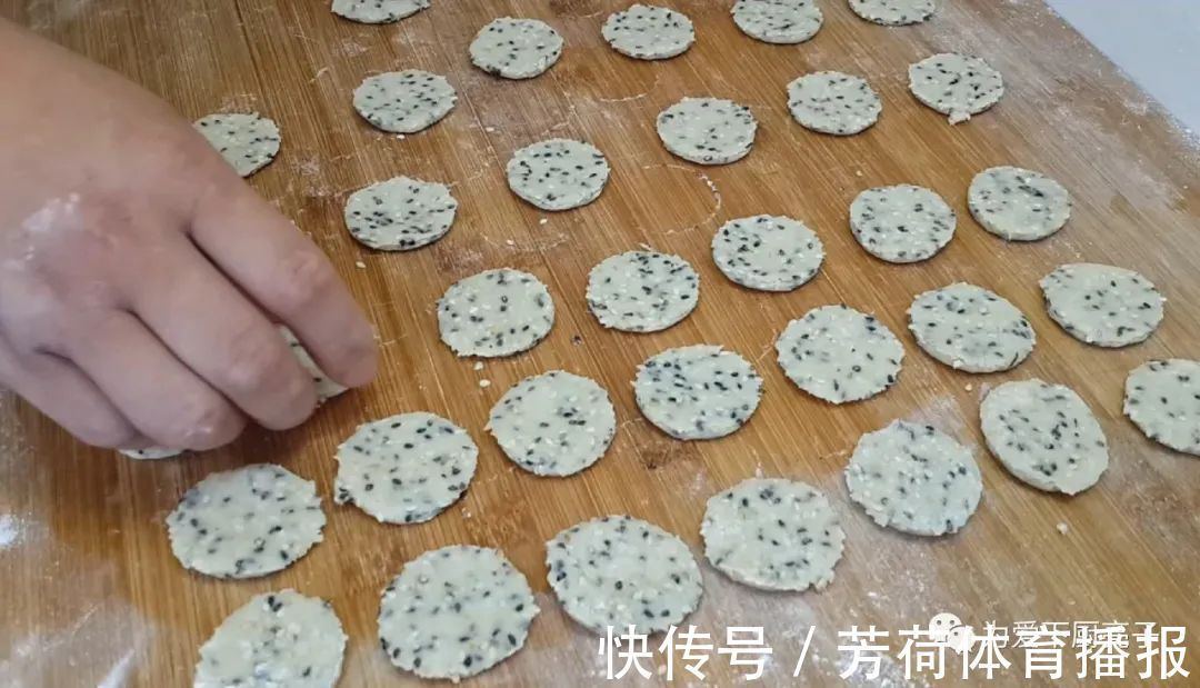 黑芝麻|芝麻饼干新做法,锅里一烙,松软香甜不加油,没烤箱也能一次成功