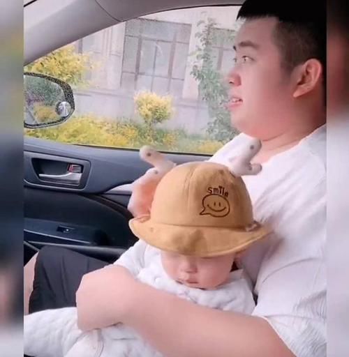 宝爸|爸爸带娃时忽遇下雨,宝爸的举动让人笑翻,网友:亲爹才干得出来