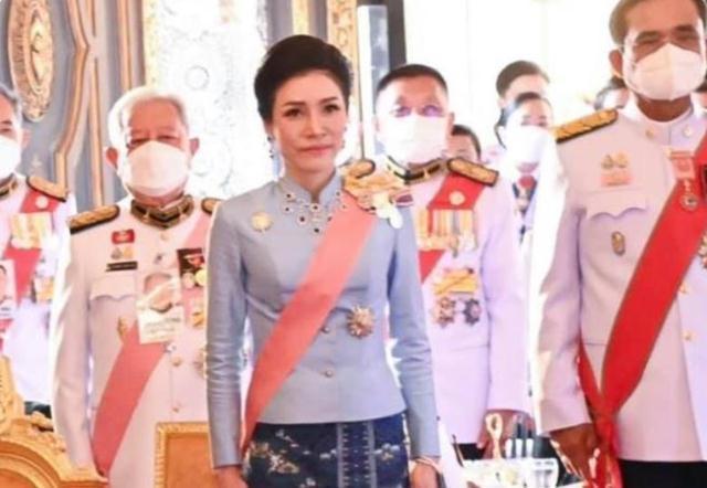 贵妃 诗妮娜戴完蓝宝石又戴绿宝石,不是正妻也闪耀,曾撞衫婆婆也不输