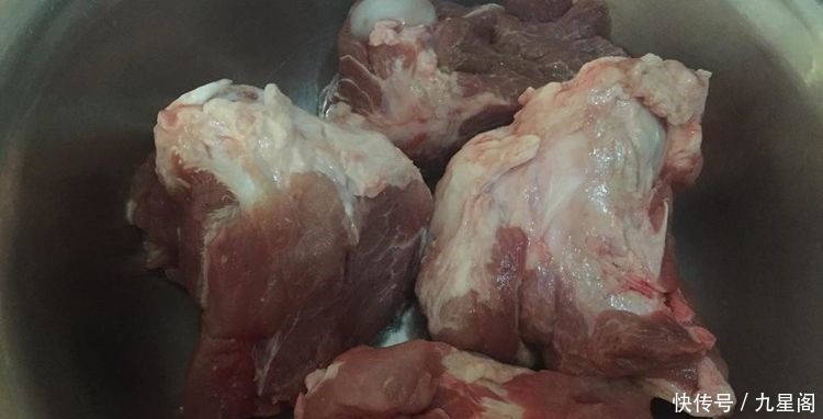不管炖什么骨头汤，都别直接加水炖，多加这1步，汤汁浓白似牛奶！
