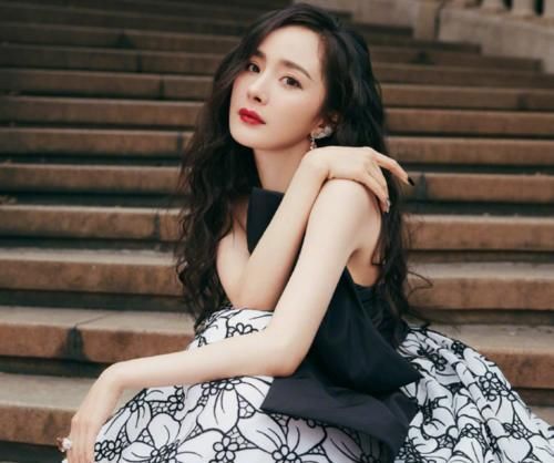 太尴尬!徐梦洁穿郑爽1年前礼服还同台,而孟美岐场场高定