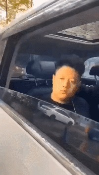 |搞笑GIF：妹子脱个衣服都这么的豪爽，一看就是性情中人啊