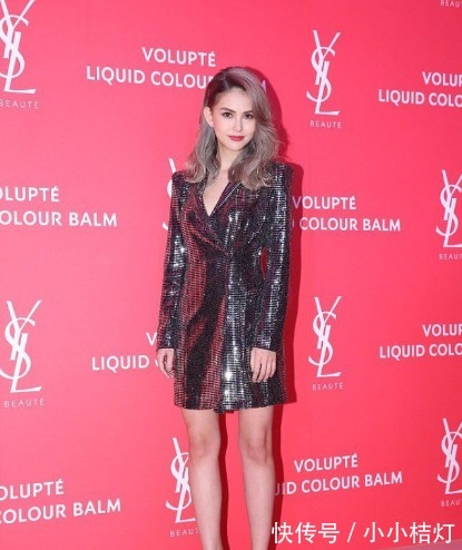 收腰|昆凌不愧是“天王嫂”,身穿闪片西装裙气质冷艳,漫画腿曲线迷人!