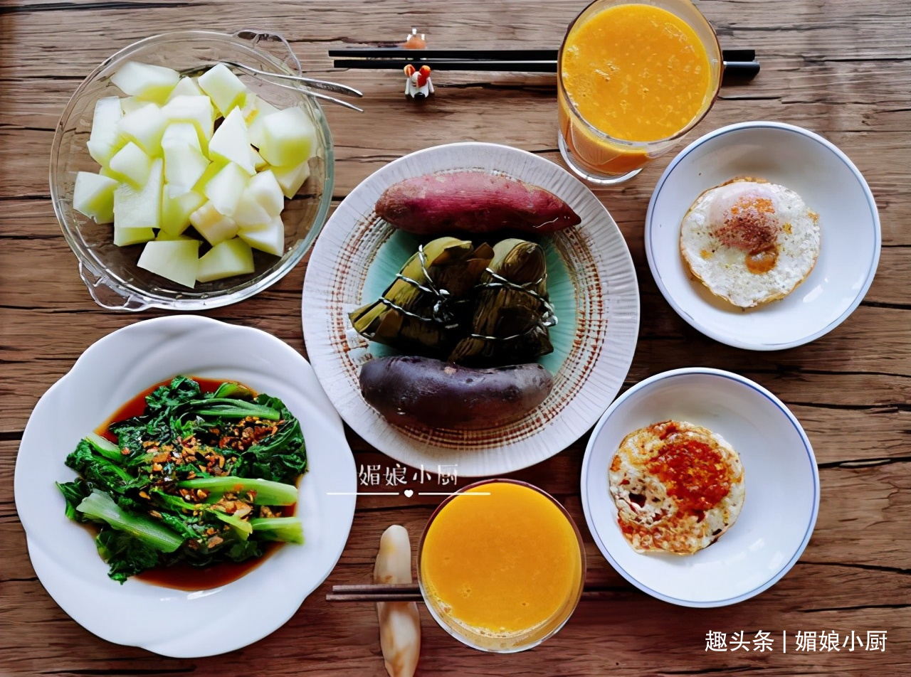 50岁阿姨的日常饮食，早餐丰富有蔬果热饮，午餐快手小炒清爽入味