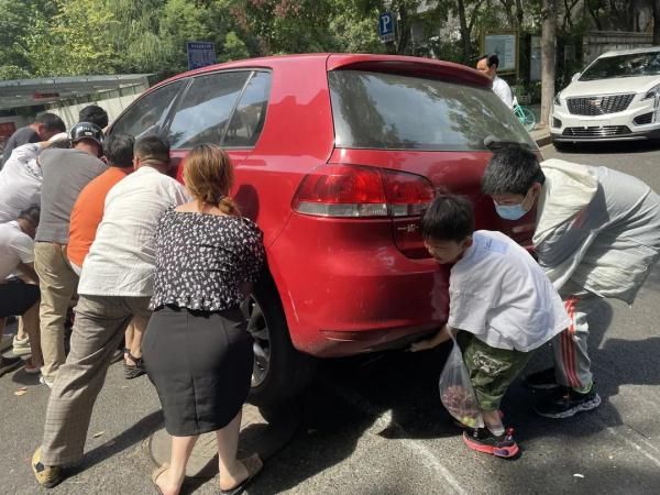 车底|女子被卷入车底！危急时刻，杭州市民徒手抬车救人