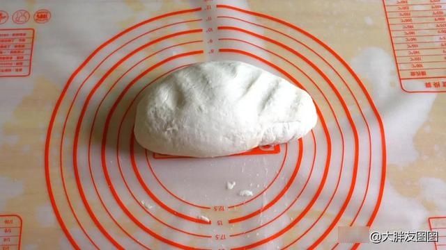 水煎包怎么做才好吃？教你煎出薄薄的脆底，皮薄馅大，肉嫩多汁