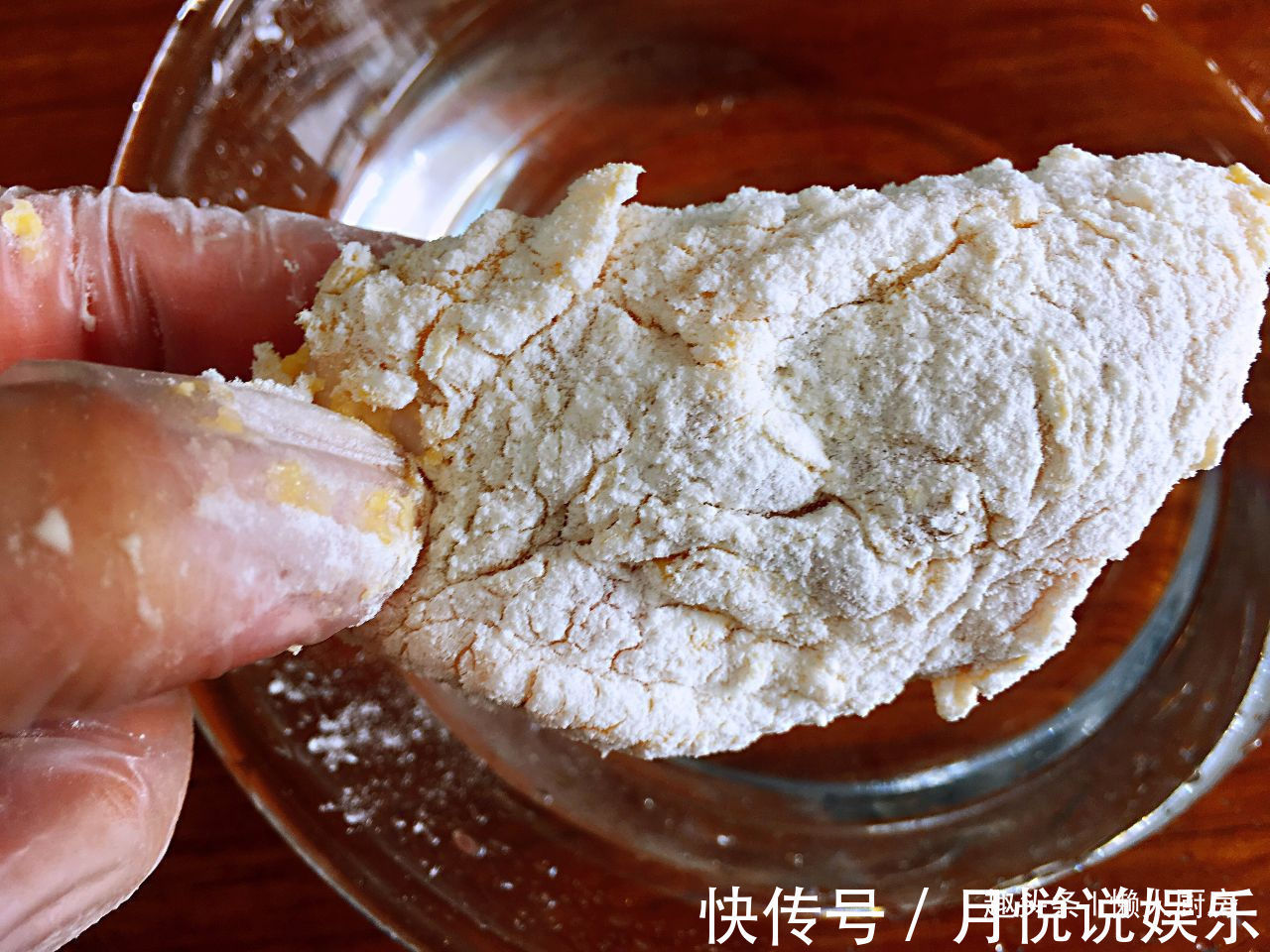 炸鸡翅我有小诀窍,这样炸出来的鸡翅又酥又香,色泽金黄