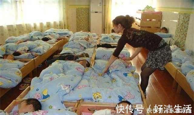 老师|“最贪睡宝宝”走红,全班师生一起围观睡觉,网友:全场最靓的仔