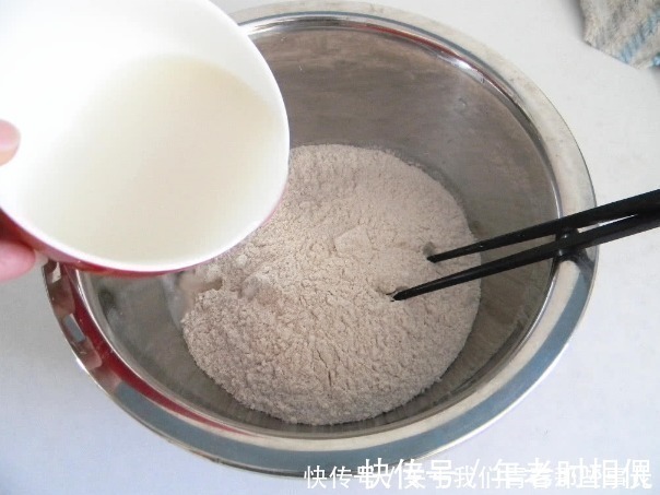 蒸馒头用大火还是小火?很多人用错了火,难怪馒头干硬塌陷,不香