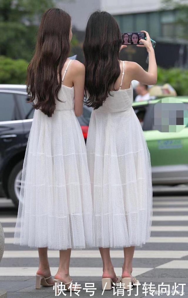 回头率|闺蜜装穿出一对姐妹花,白色薄纱连衣裙搭配高跟鞋,回头率极高