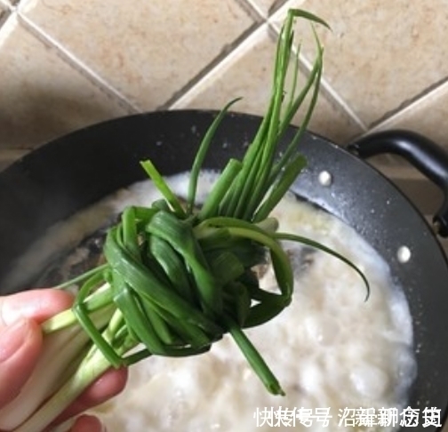 鱼汤颜色白不白，什么时候加水很重要！这时候加，浓白鲜美沒腥味