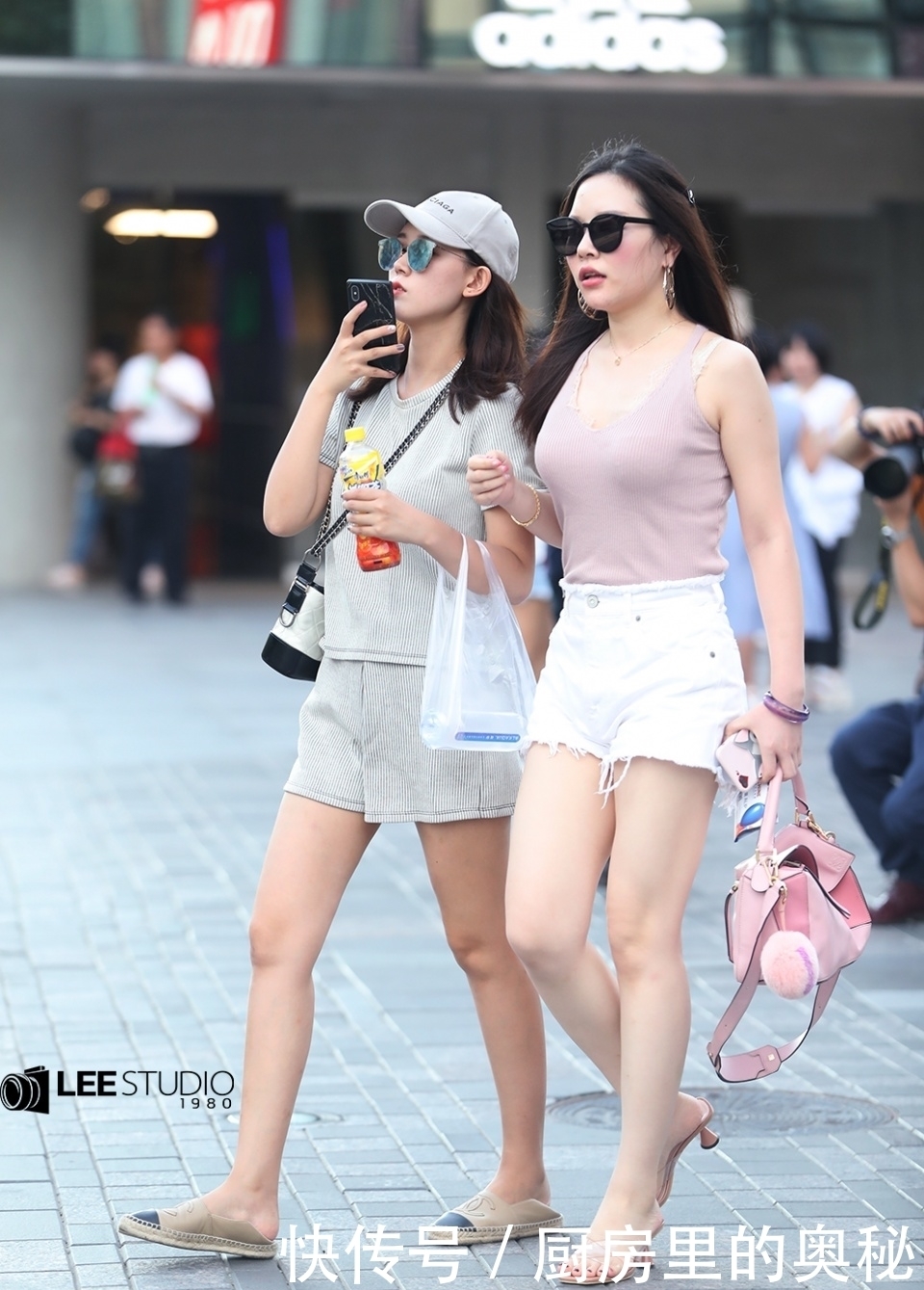 白色|街拍;发现白色的裤子搭配什么都显得很清新