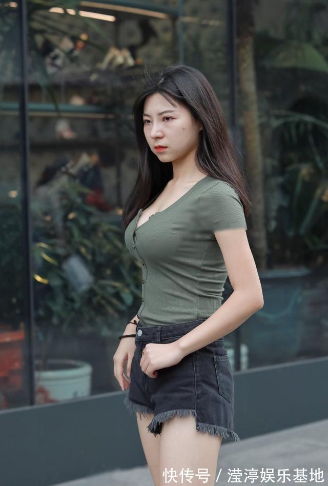 高跟鞋|吊带上衣搭配牛仔裤,凸显身材让人眼前一亮