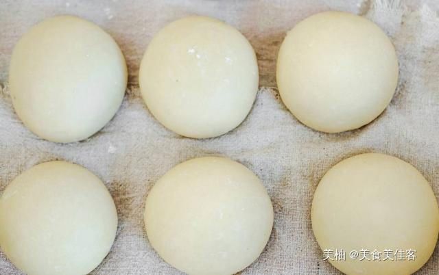 蒸馒头时，很多人缺了一个步骤，难怪蒸出的馒头不松软