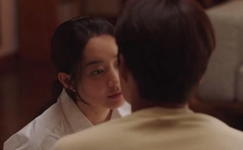 洪班长|《海岸村》金宣虎7吻戏都被亲!喝醉被申敏儿亲&路边被文佳煐亲