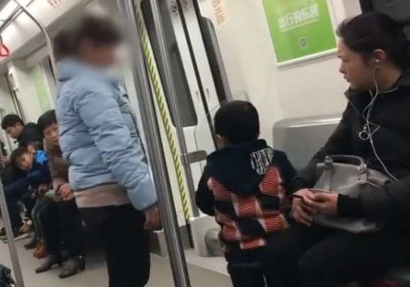 地铁|儿子弄丢5块钱，单亲妈妈地铁上崩溃，边打孩子边哭，心酸又现实