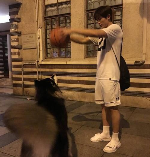 夏日|体育生都爱“拖鞋+白袜”，如此土爆的搭配，为何这么受欢迎？