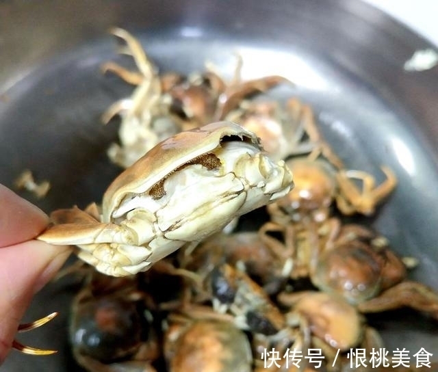 螃蟹怎么做好吃?此做法零厨艺最鲜美,一看即会,全家喜欢
