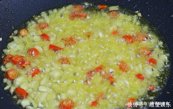 1斤豆腐2个鸡蛋,教你好吃做法,3天不做老公就点名要,比肉还香