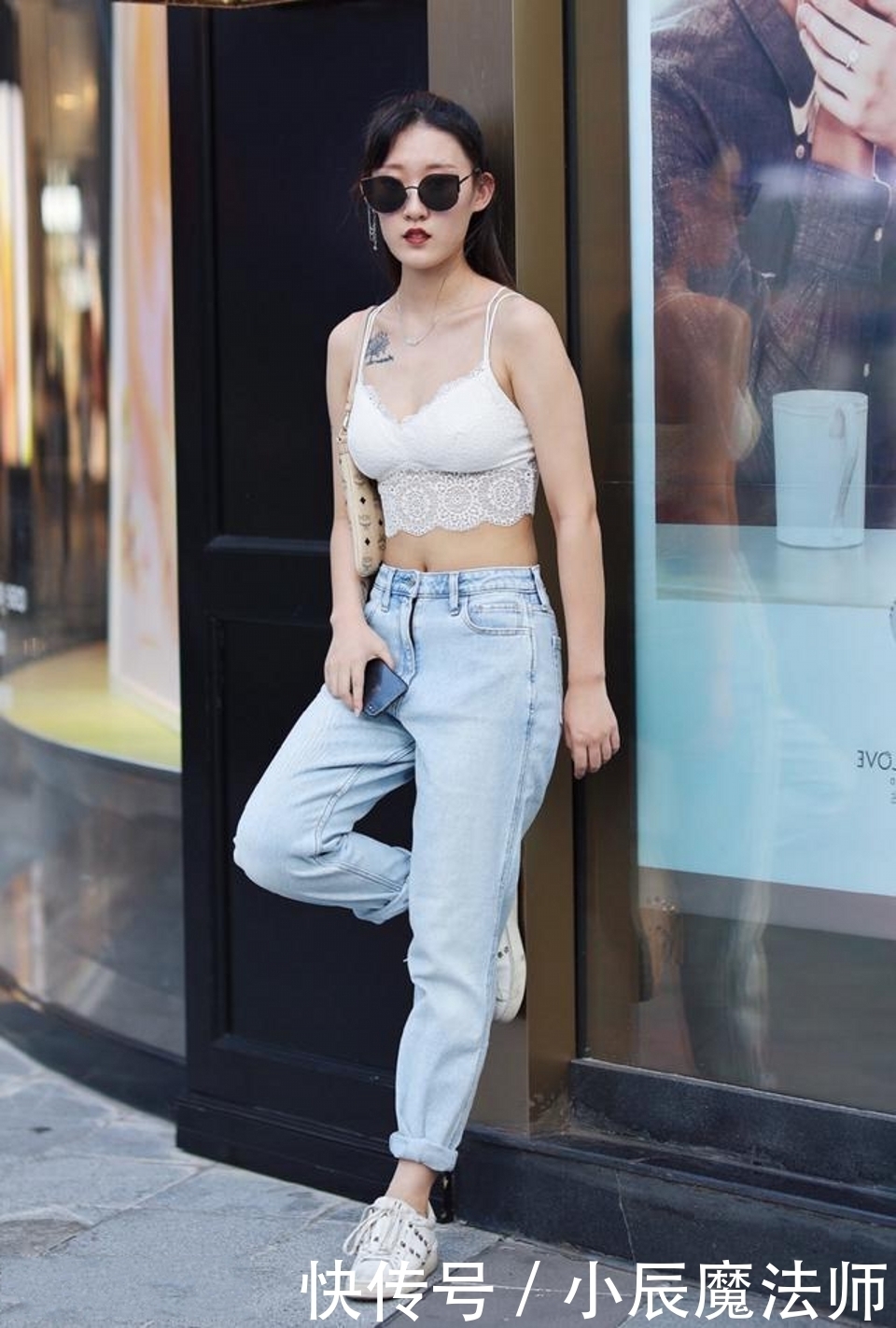 路人|路人街拍,浅蓝色牛仔裤搭配挂脖式背心,看起来美美的